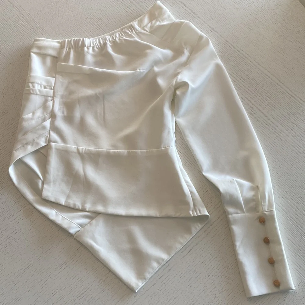 ๐ CAZNC THE LABEL - White One Shoulder Top๐ - Picture 8 of 16